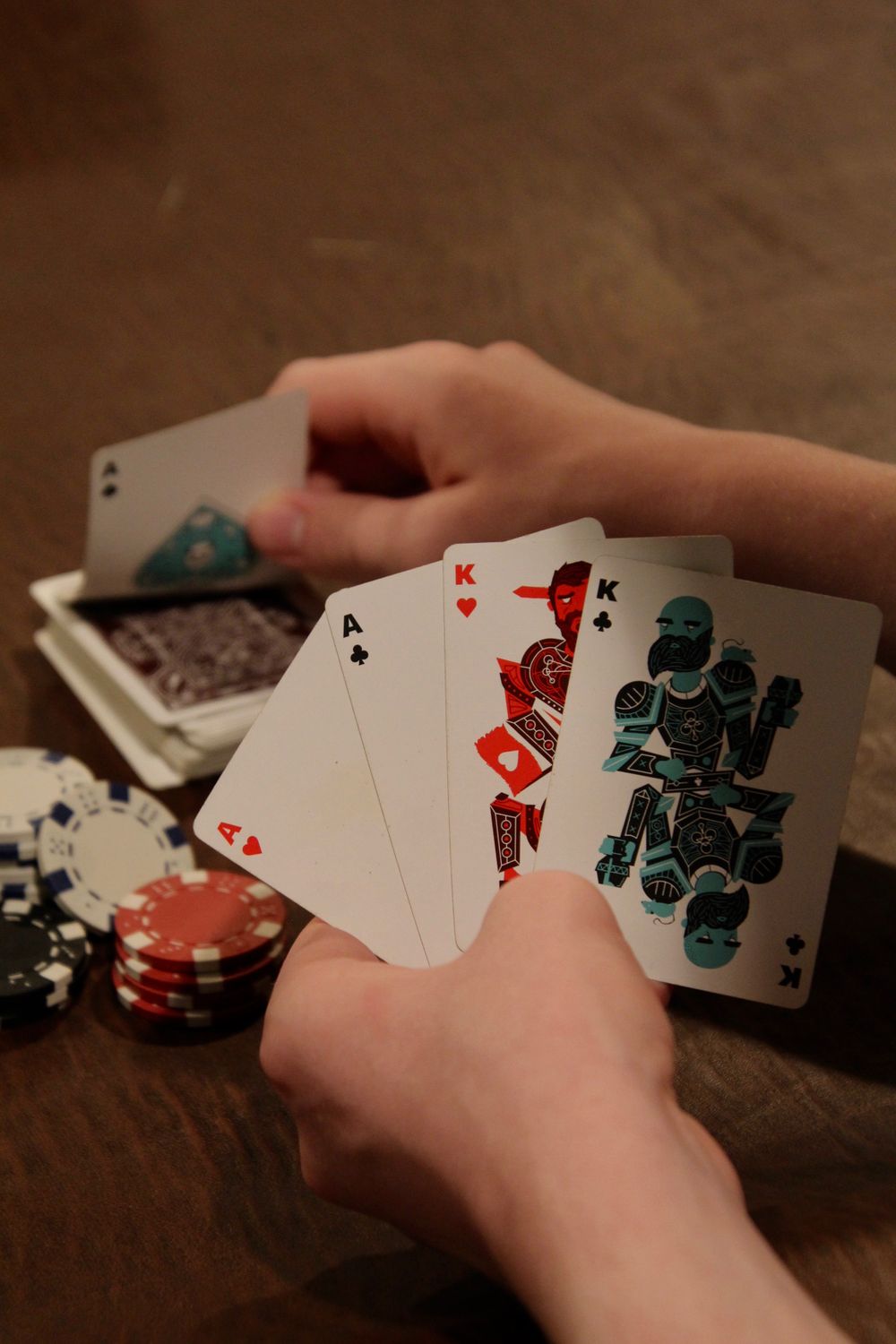 Pemain poker berkonsentrasi di meja turnamen