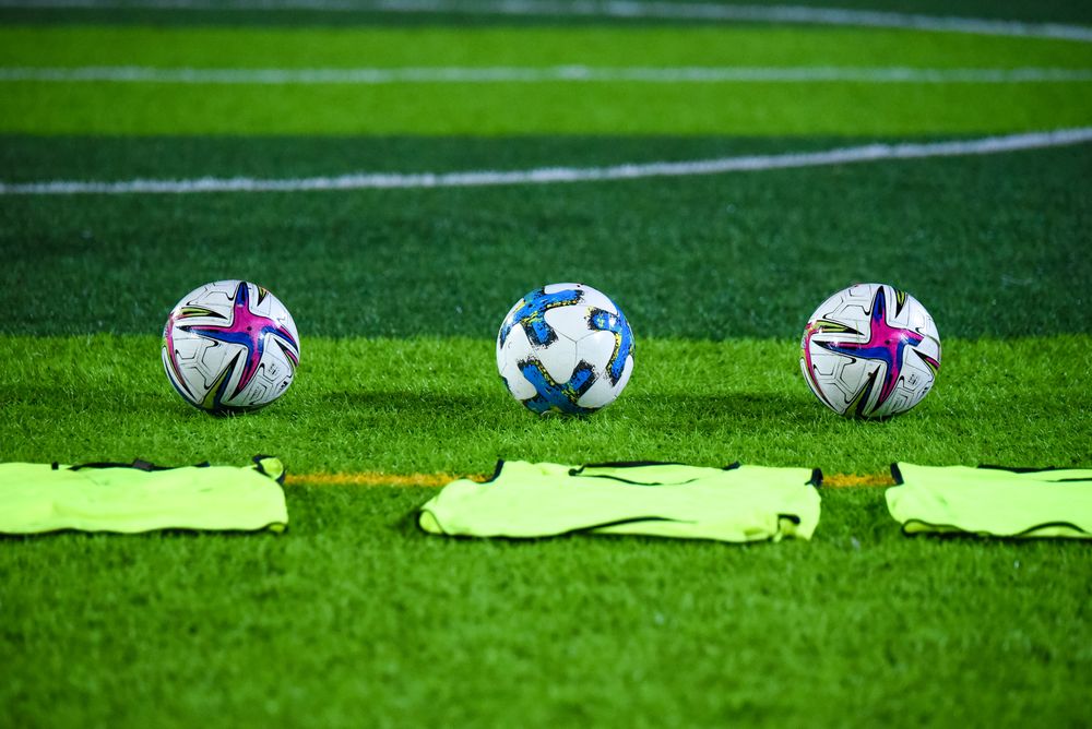 Bola sepak di atas lapangan stadion