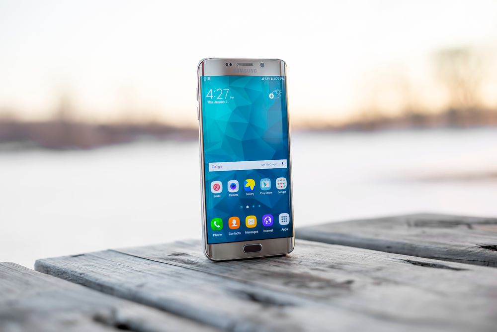 Pengguna membaca panduan King138 dari ponsel