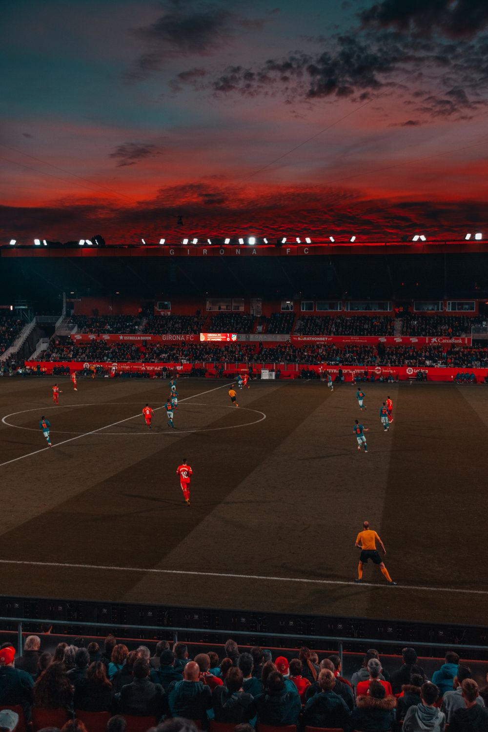 Stadion sepak bola saat pertandingan